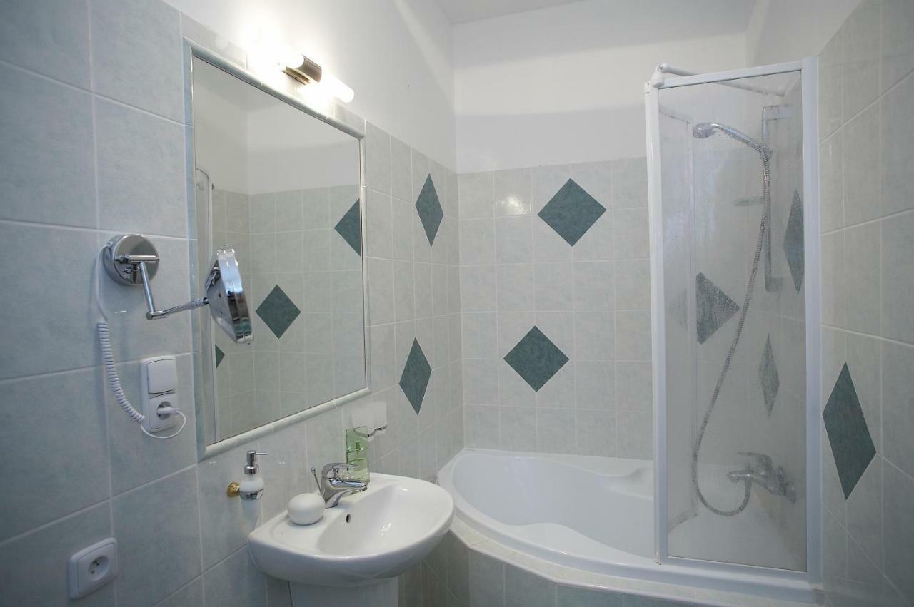 Pension Konopiste Benesov  Extérieur photo
